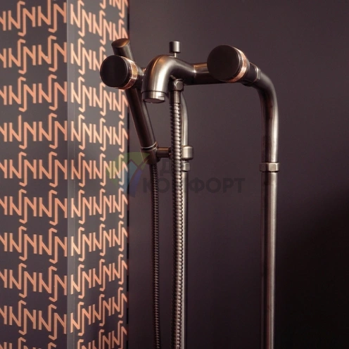 Настенный смеситель для ванны Nicolazzi Khady с ручной лейкой, 2 отверстия, цвет Black Nichel/Rose Gold (2402NKNRG21) - фото 1