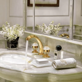 THG AMBOISE ONYX NOIR Смеситель для раковины на 3 отверстия, с донным клапаном, вставки темный оникс, цвет полированное золото (A1M-F01-151)
